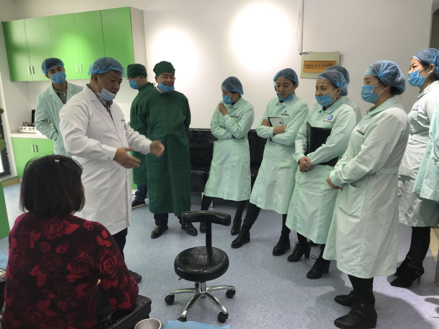 灰指甲店一年挣多少钱？馨靓甲为您成就财富梦想