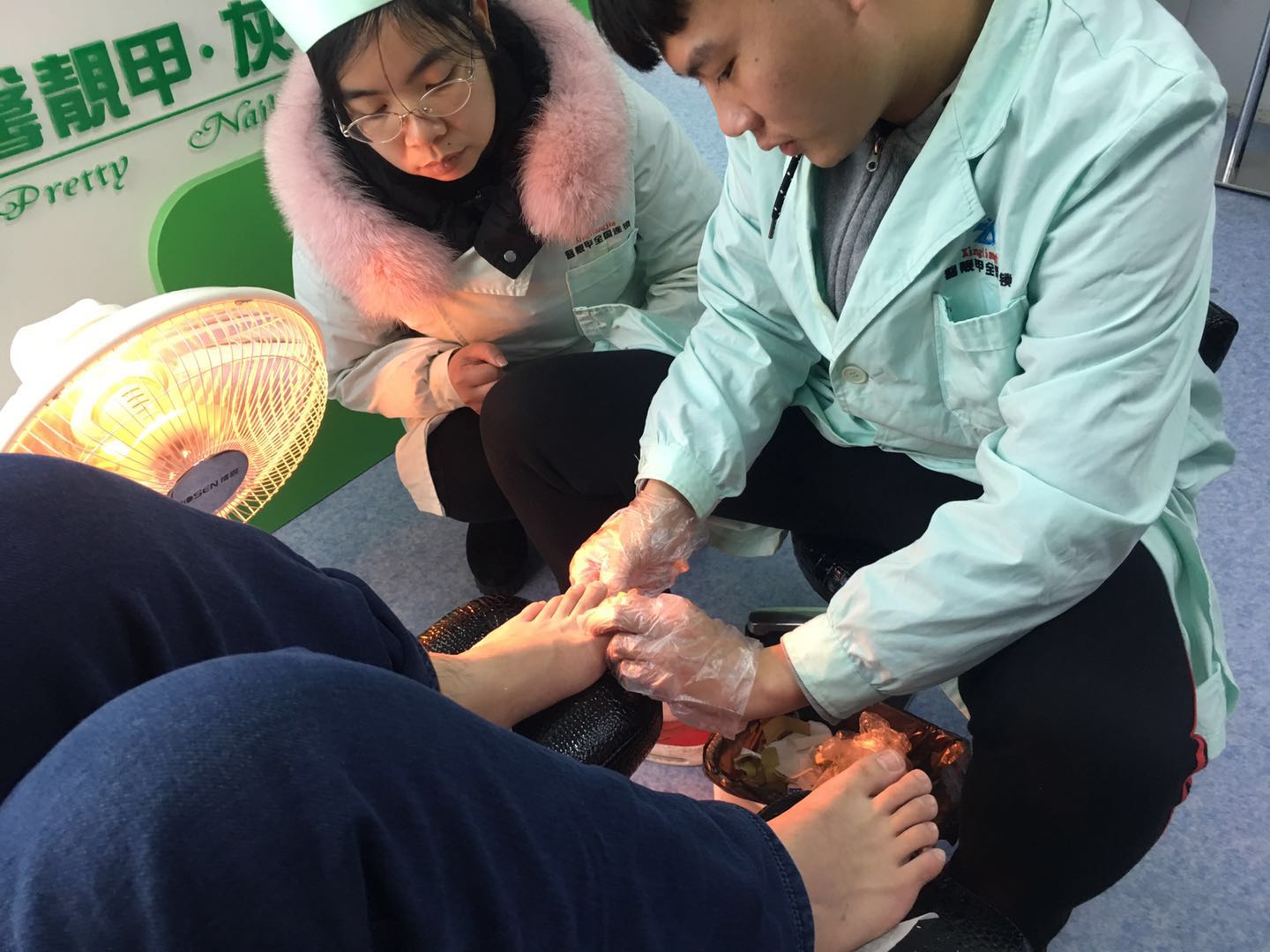 馨靓甲灰指甲连锁店拥有红火生意的原因是什么？